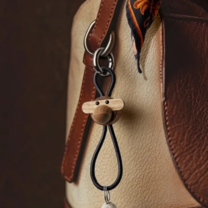 Kay Bojesen Abe sølvtonet metal nøglering med sort læder i teak/limba