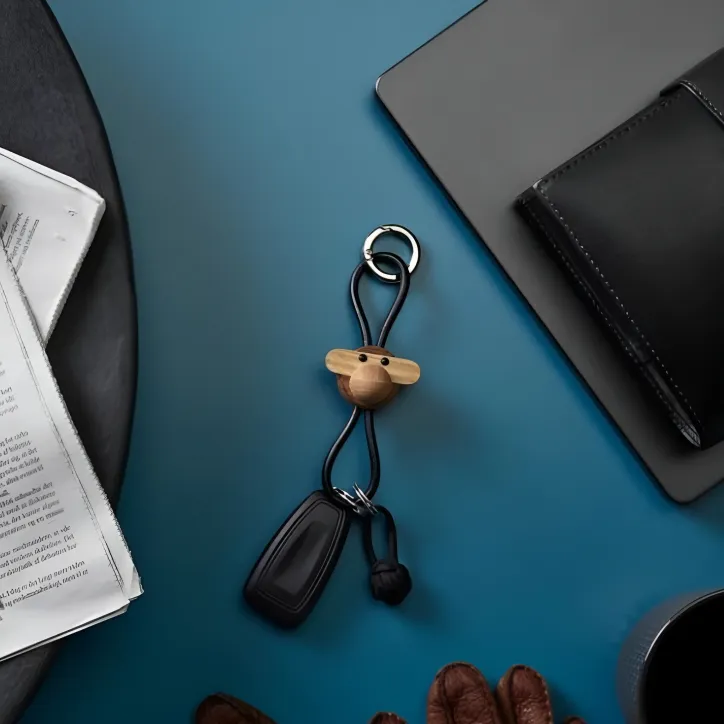 Kay Bojesen Abe sølvtonet metal nøglering med sort læder i teak/limba - 2