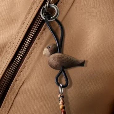 Kay Bojesen Fugl sølvtonet metal nøglering med læder i røget eg