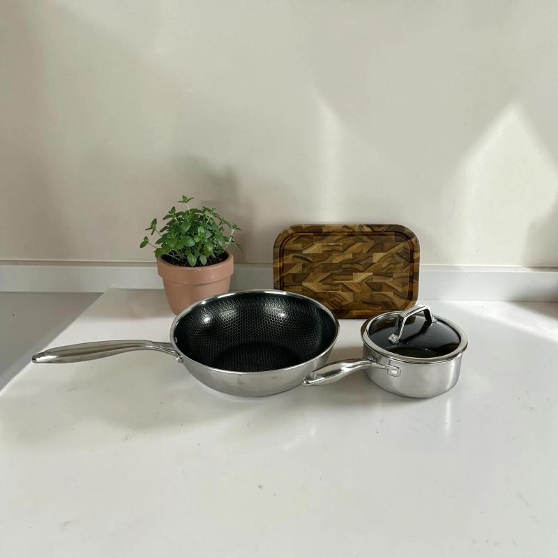 byGaard Hybrid wok, kasseroll og teak spækbræt fra Noble Denmark