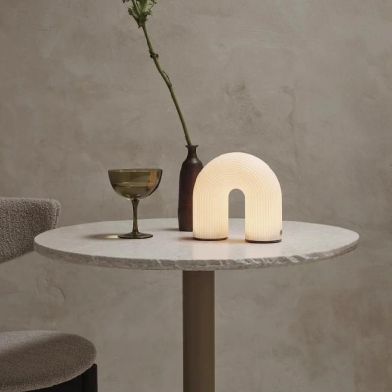 ferm LIVING Vuelta Portable lampe i Hvid