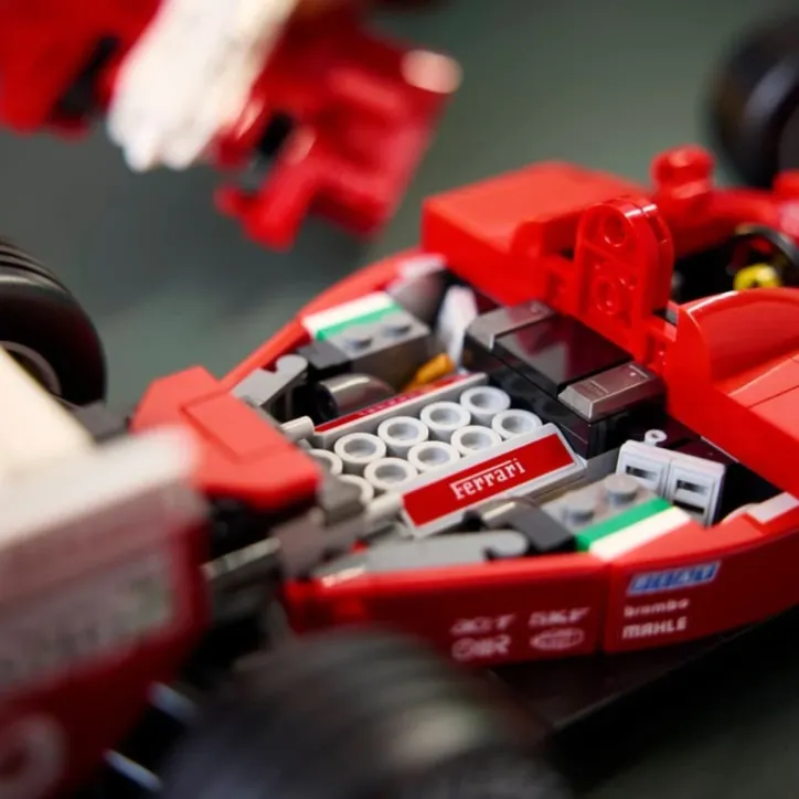 LEGO icons Ferrari F2004 med Michael Schumacher - 3