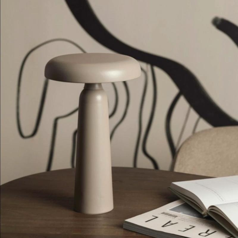 VINGA Avery bordlampe