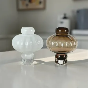 Louise Roe Balloon Vase 02 i Opal eller Smoke