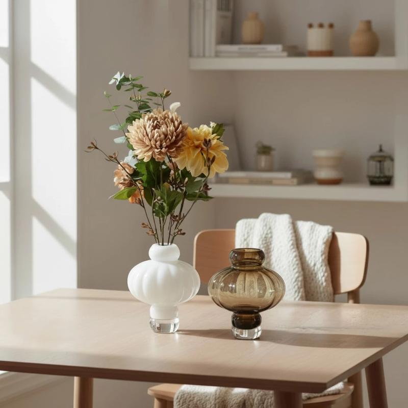 Louise Roe Balloon Vase og Vilda dahlia buket